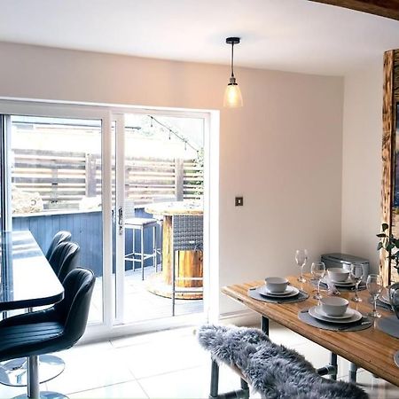 4 Bedroom - Sleep 9 Home In Cheadle Staffordshire - Alton Towers Polar Express Dimmingsdale Peak District Trentham Gardens Water World Buitenkant foto