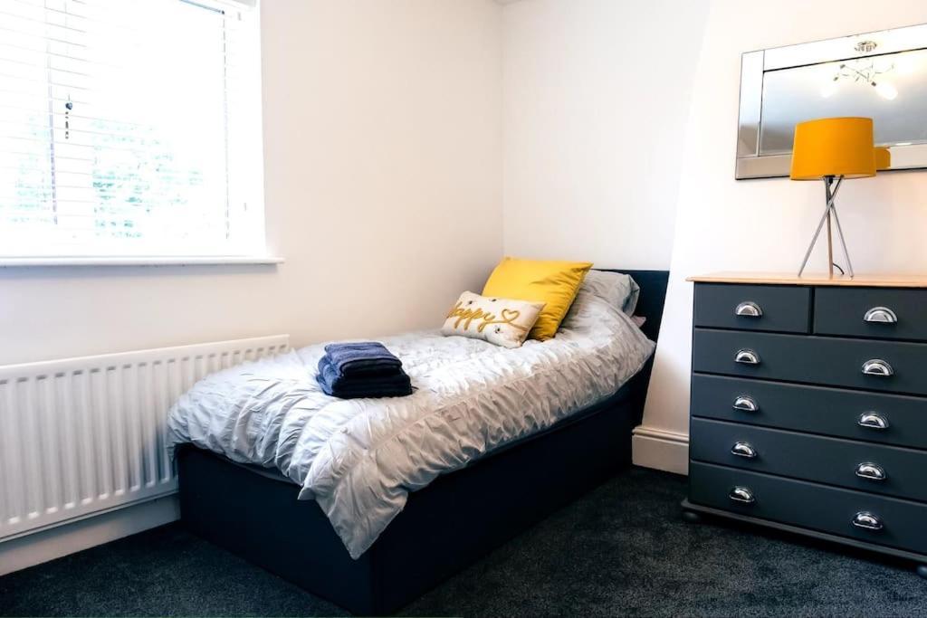 4 Bedroom - Sleep 9 Home In Cheadle Staffordshire - Alton Towers Polar Express Dimmingsdale Peak District Trentham Gardens Water World Buitenkant foto