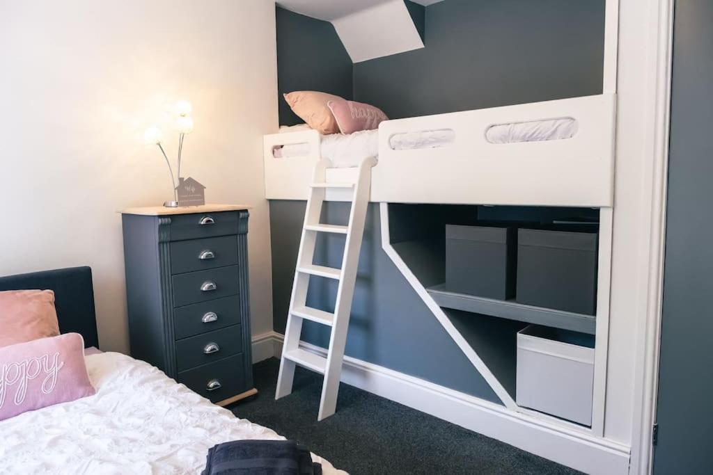 4 Bedroom - Sleep 9 Home In Cheadle Staffordshire - Alton Towers Polar Express Dimmingsdale Peak District Trentham Gardens Water World Buitenkant foto