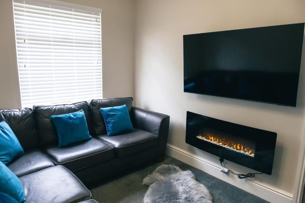 4 Bedroom - Sleep 9 Home In Cheadle Staffordshire - Alton Towers Polar Express Dimmingsdale Peak District Trentham Gardens Water World Buitenkant foto
