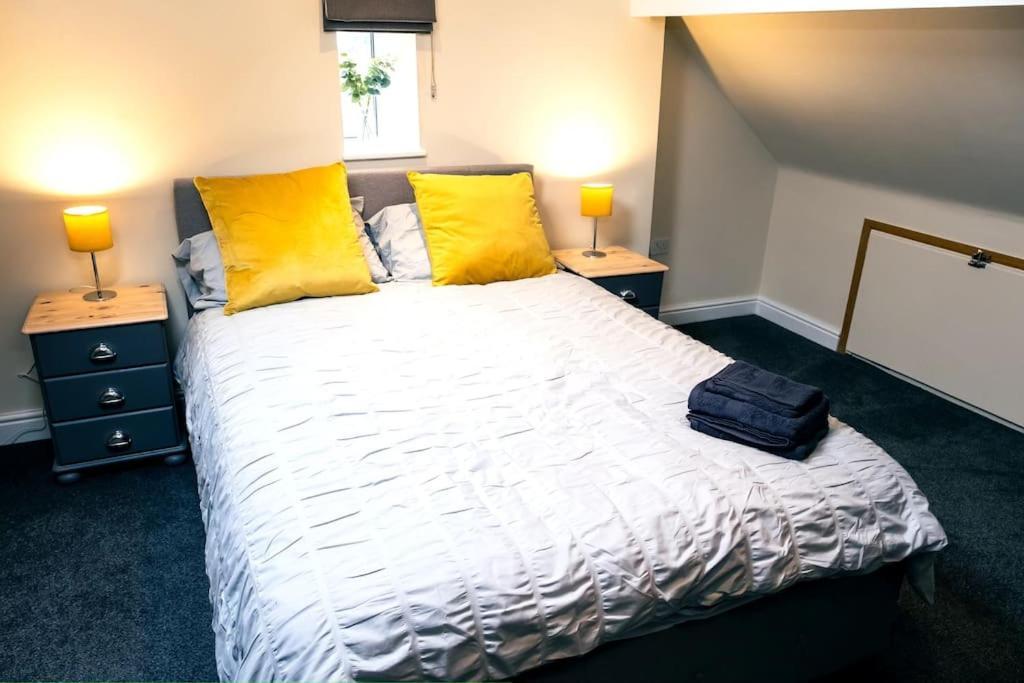 4 Bedroom - Sleep 9 Home In Cheadle Staffordshire - Alton Towers Polar Express Dimmingsdale Peak District Trentham Gardens Water World Buitenkant foto