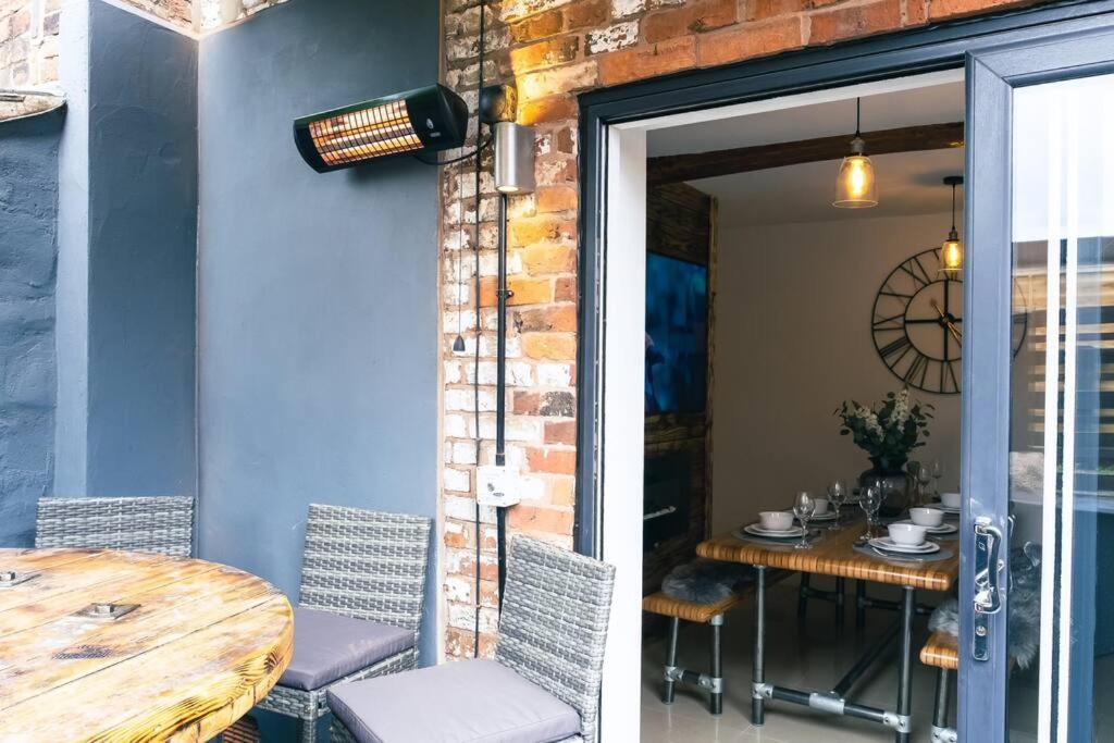 4 Bedroom - Sleep 9 Home In Cheadle Staffordshire - Alton Towers Polar Express Dimmingsdale Peak District Trentham Gardens Water World Buitenkant foto