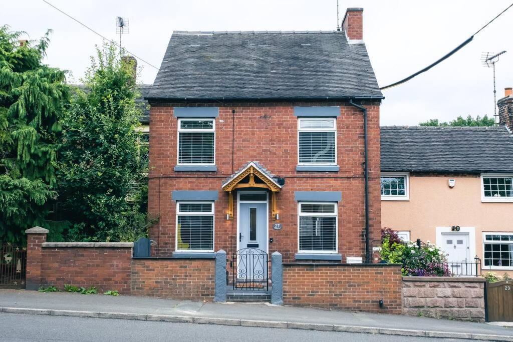 4 Bedroom - Sleep 9 Home In Cheadle Staffordshire - Alton Towers Polar Express Dimmingsdale Peak District Trentham Gardens Water World Buitenkant foto