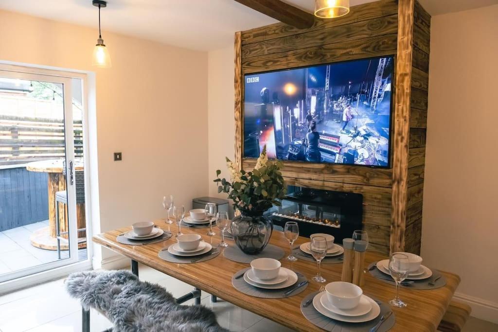 4 Bedroom - Sleep 9 Home In Cheadle Staffordshire - Alton Towers Polar Express Dimmingsdale Peak District Trentham Gardens Water World Buitenkant foto