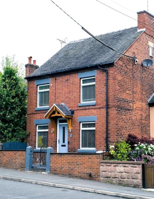 4 Bedroom - Sleep 9 Home In Cheadle Staffordshire - Alton Towers Polar Express Dimmingsdale Peak District Trentham Gardens Water World Buitenkant foto