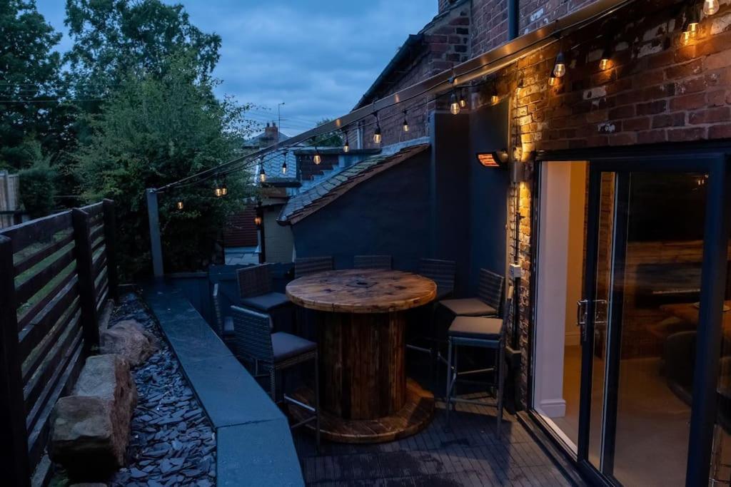 4 Bedroom - Sleep 9 Home In Cheadle Staffordshire - Alton Towers Polar Express Dimmingsdale Peak District Trentham Gardens Water World Buitenkant foto