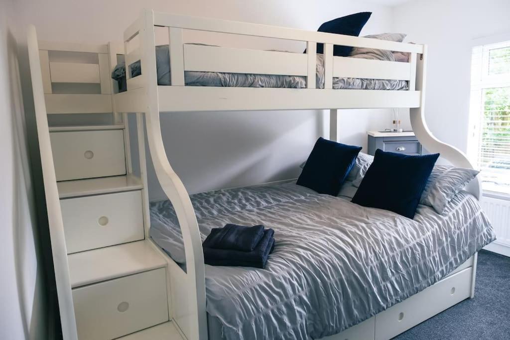4 Bedroom - Sleep 9 Home In Cheadle Staffordshire - Alton Towers Polar Express Dimmingsdale Peak District Trentham Gardens Water World Buitenkant foto