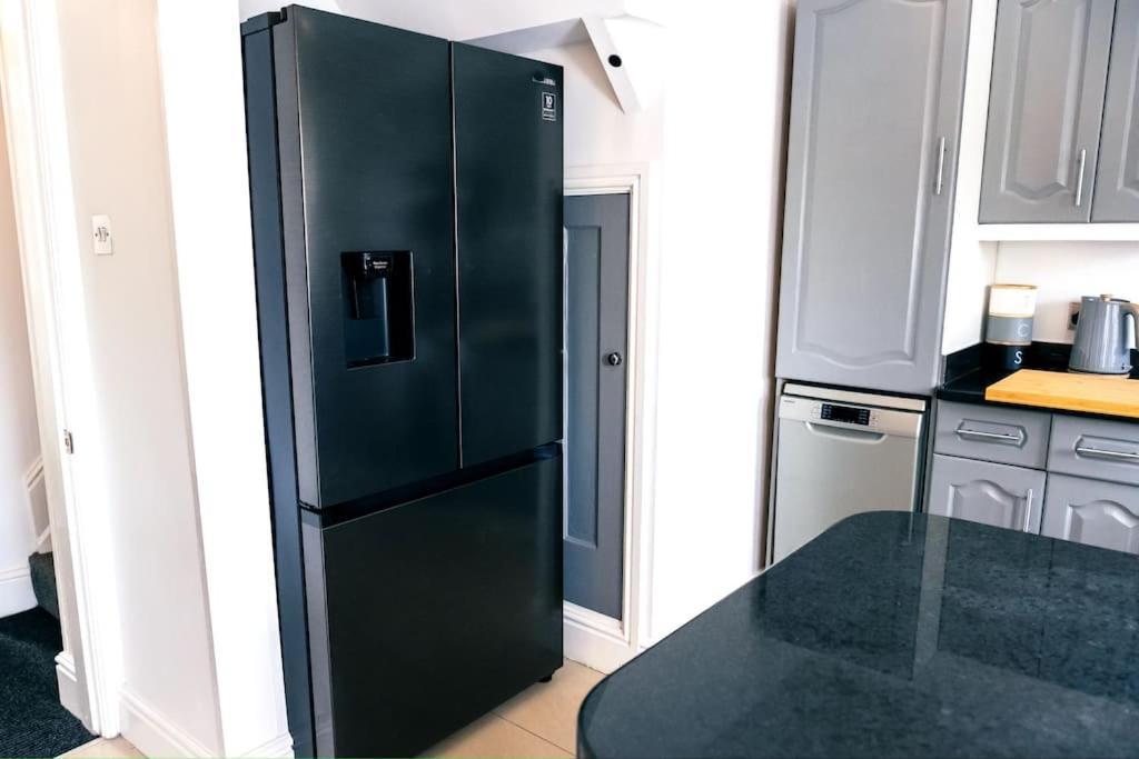 4 Bedroom - Sleep 9 Home In Cheadle Staffordshire - Alton Towers Polar Express Dimmingsdale Peak District Trentham Gardens Water World Buitenkant foto