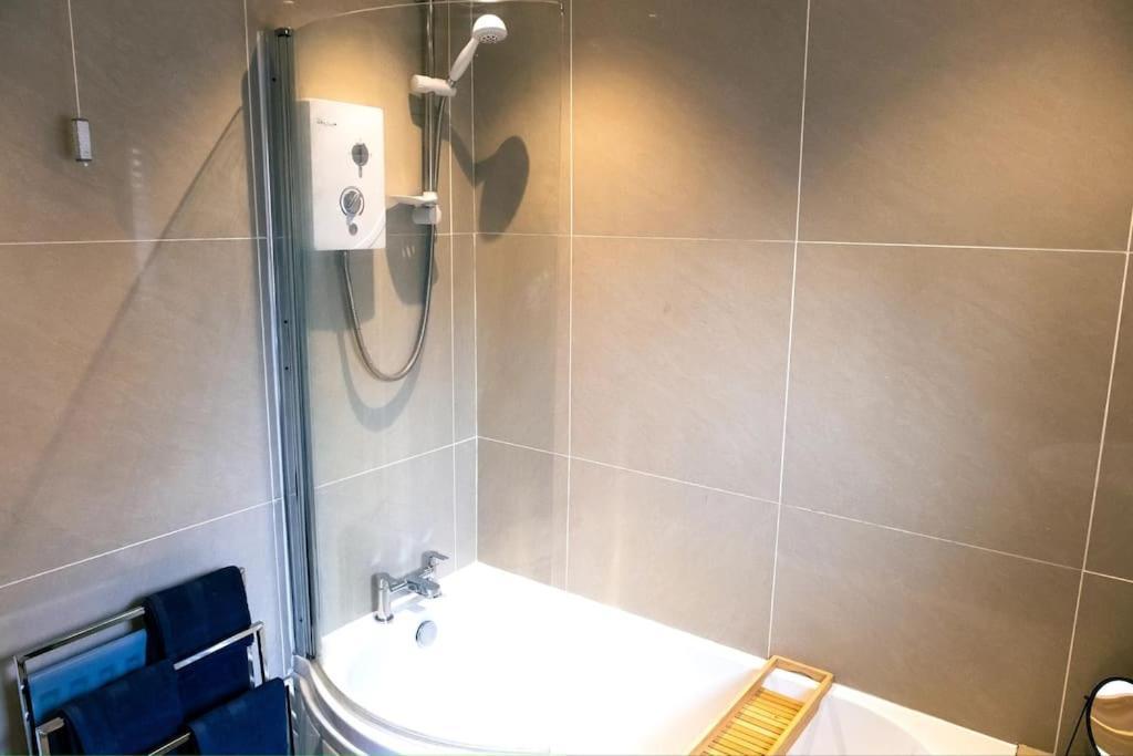 4 Bedroom - Sleep 9 Home In Cheadle Staffordshire - Alton Towers Polar Express Dimmingsdale Peak District Trentham Gardens Water World Buitenkant foto
