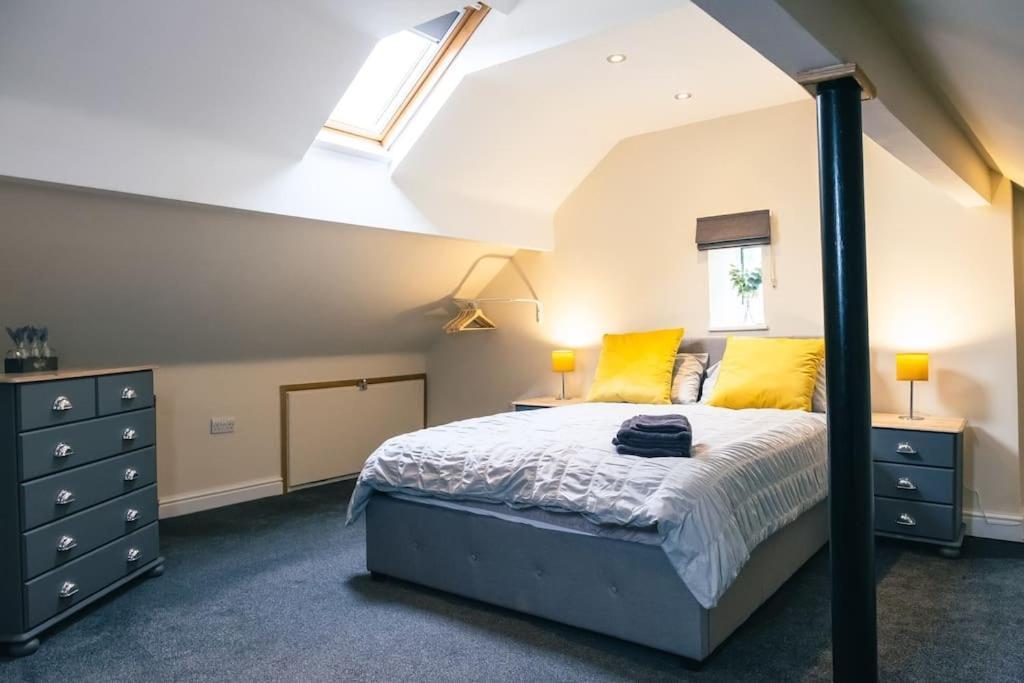 4 Bedroom - Sleep 9 Home In Cheadle Staffordshire - Alton Towers Polar Express Dimmingsdale Peak District Trentham Gardens Water World Buitenkant foto