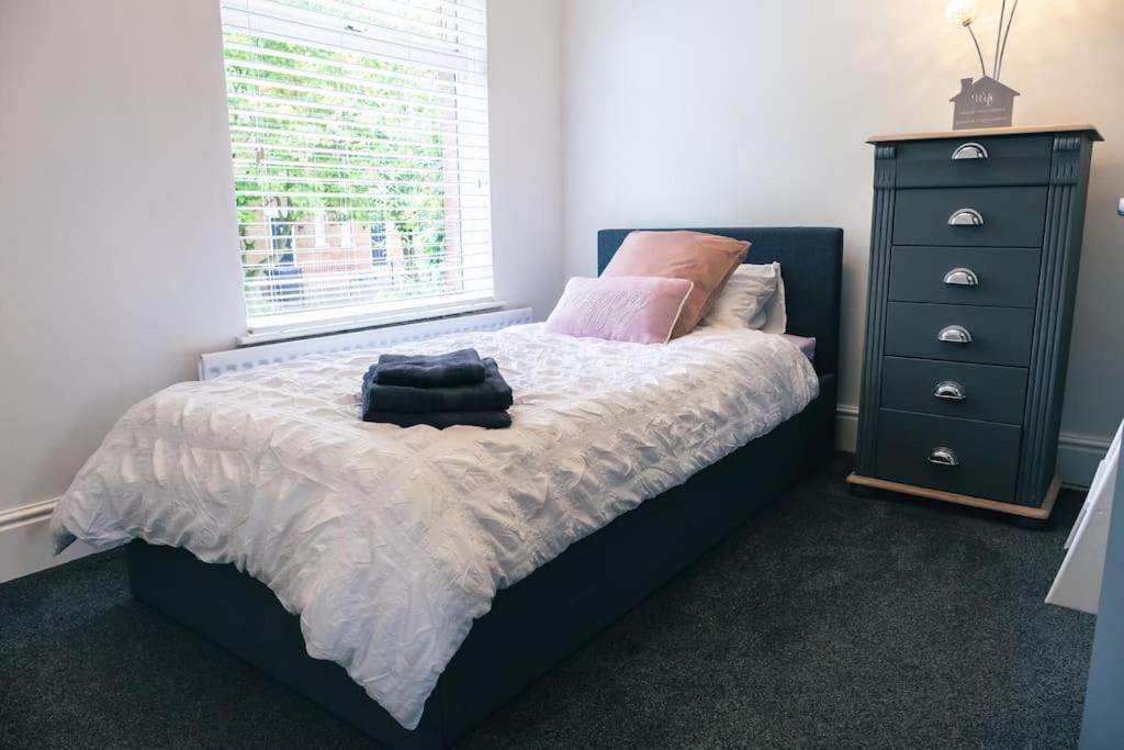 4 Bedroom - Sleep 9 Home In Cheadle Staffordshire - Alton Towers Polar Express Dimmingsdale Peak District Trentham Gardens Water World Buitenkant foto