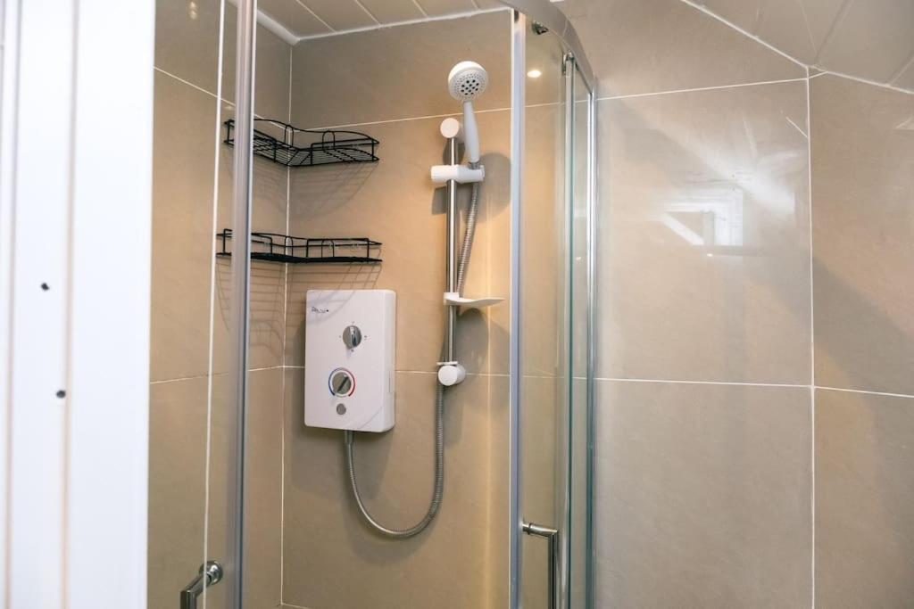4 Bedroom - Sleep 9 Home In Cheadle Staffordshire - Alton Towers Polar Express Dimmingsdale Peak District Trentham Gardens Water World Buitenkant foto