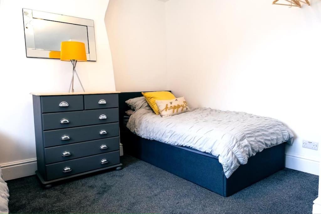 4 Bedroom - Sleep 9 Home In Cheadle Staffordshire - Alton Towers Polar Express Dimmingsdale Peak District Trentham Gardens Water World Buitenkant foto