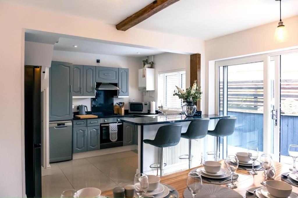 4 Bedroom - Sleep 9 Home In Cheadle Staffordshire - Alton Towers Polar Express Dimmingsdale Peak District Trentham Gardens Water World Buitenkant foto