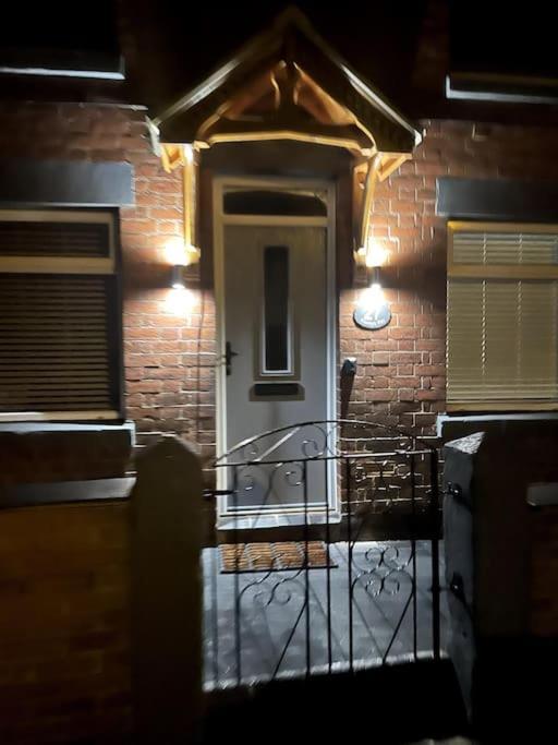 4 Bedroom - Sleep 9 Home In Cheadle Staffordshire - Alton Towers Polar Express Dimmingsdale Peak District Trentham Gardens Water World Buitenkant foto