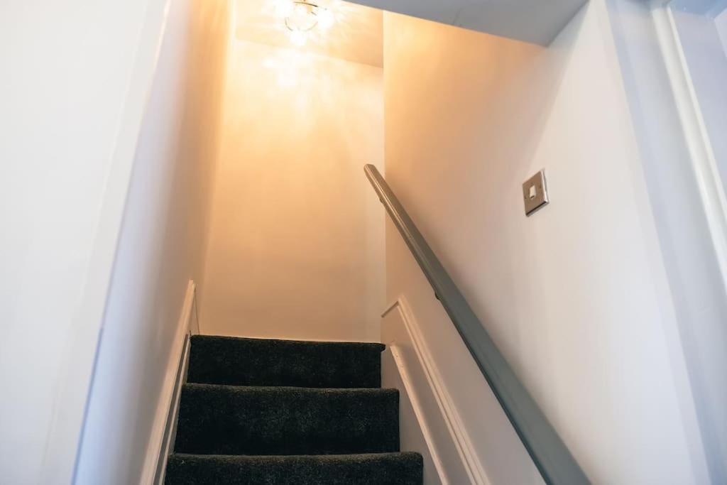 4 Bedroom - Sleep 9 Home In Cheadle Staffordshire - Alton Towers Polar Express Dimmingsdale Peak District Trentham Gardens Water World Buitenkant foto