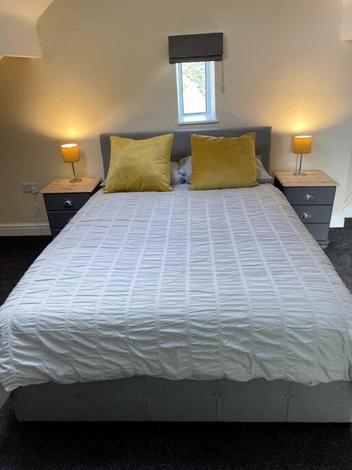 4 Bedroom - Sleep 9 Home In Cheadle Staffordshire - Alton Towers Polar Express Dimmingsdale Peak District Trentham Gardens Water World Buitenkant foto