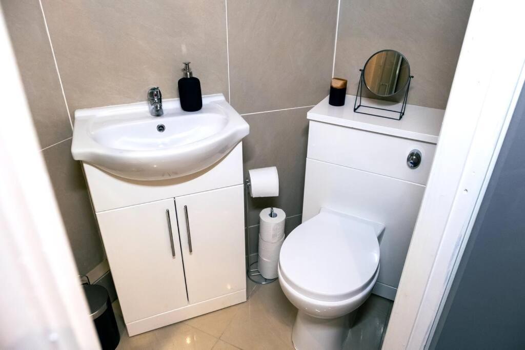 4 Bedroom - Sleep 9 Home In Cheadle Staffordshire - Alton Towers Polar Express Dimmingsdale Peak District Trentham Gardens Water World Buitenkant foto