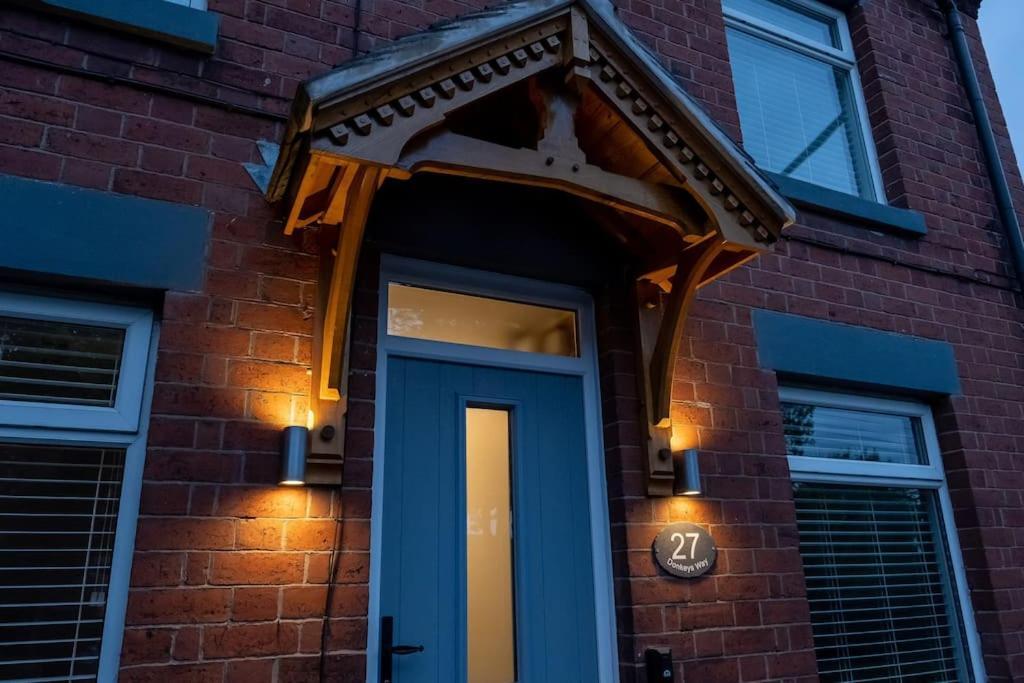 4 Bedroom - Sleep 9 Home In Cheadle Staffordshire - Alton Towers Polar Express Dimmingsdale Peak District Trentham Gardens Water World Buitenkant foto