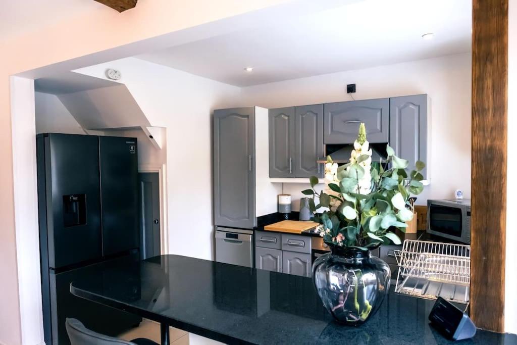 4 Bedroom - Sleep 9 Home In Cheadle Staffordshire - Alton Towers Polar Express Dimmingsdale Peak District Trentham Gardens Water World Buitenkant foto